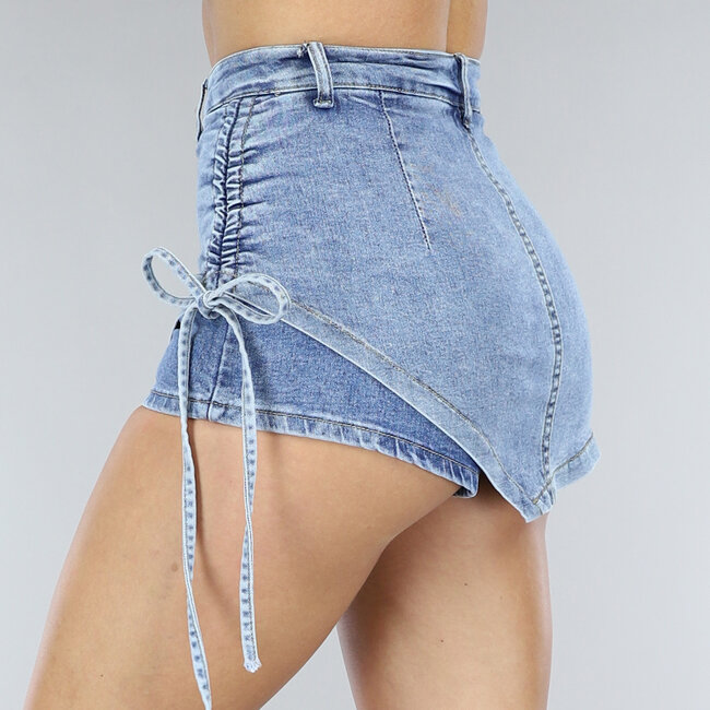 Blauer Denim-Skort mit Overslag und Spitzenverzierung