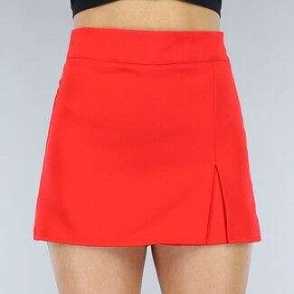 Roter Skort mit Schlitz