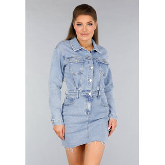 Hellblaues, tailliertes Jeanskleid mit gerafftem Saum