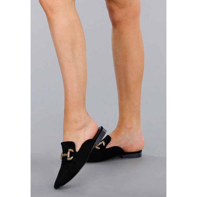 Elegante Loafers aus schwarzem Wildleder mit goldenem Horsebit-Schalter und spitzer Nase
