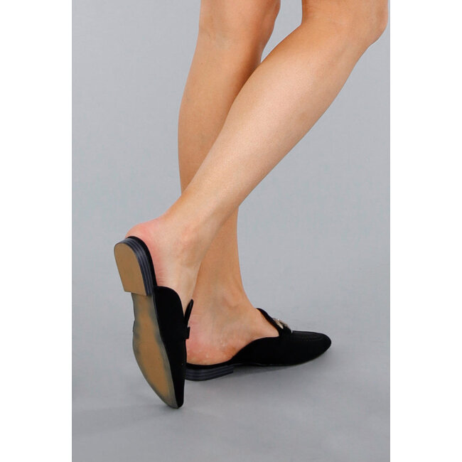 Elegante Loafers aus schwarzem Wildleder mit goldenem Horsebit-Schalter und spitzer Nase
