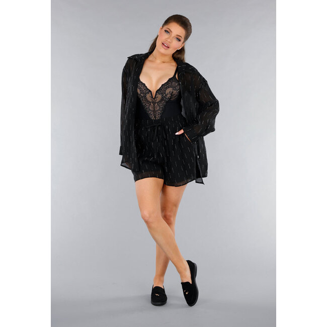 Schwarzes zweiteiliges Set mit durchsichtiger Bluse und elastischer Short