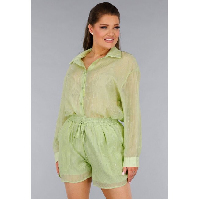 Grünes zweiteiliges Set mit durchsichtiger Bluse und elastischer Short