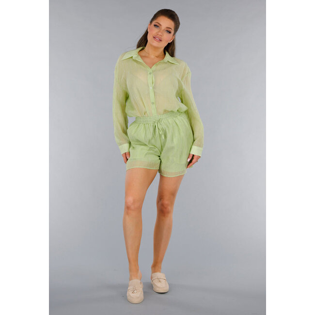 Grünes zweiteiliges Set mit durchsichtiger Bluse und elastischer Short