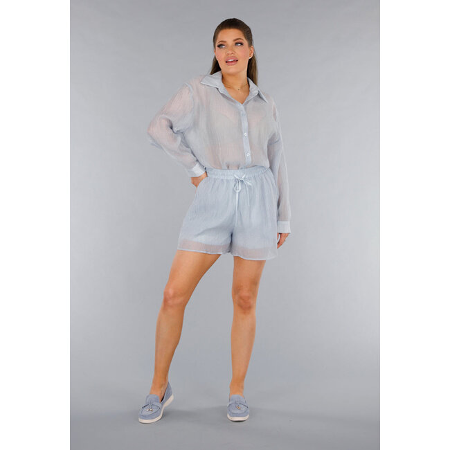 Blaues zweiteiliges Set mit durchsichtiger Bluse und elastischer Short
