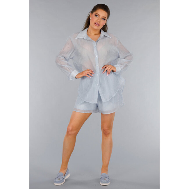 Blaues zweiteiliges Set mit durchsichtiger Bluse und elastischer Short