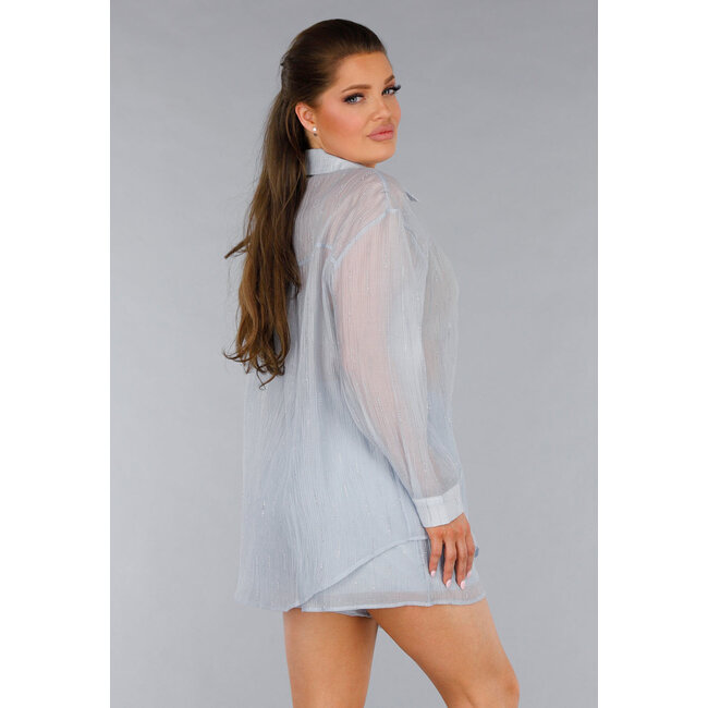 Blaues zweiteiliges Set mit durchsichtiger Bluse und elastischer Short