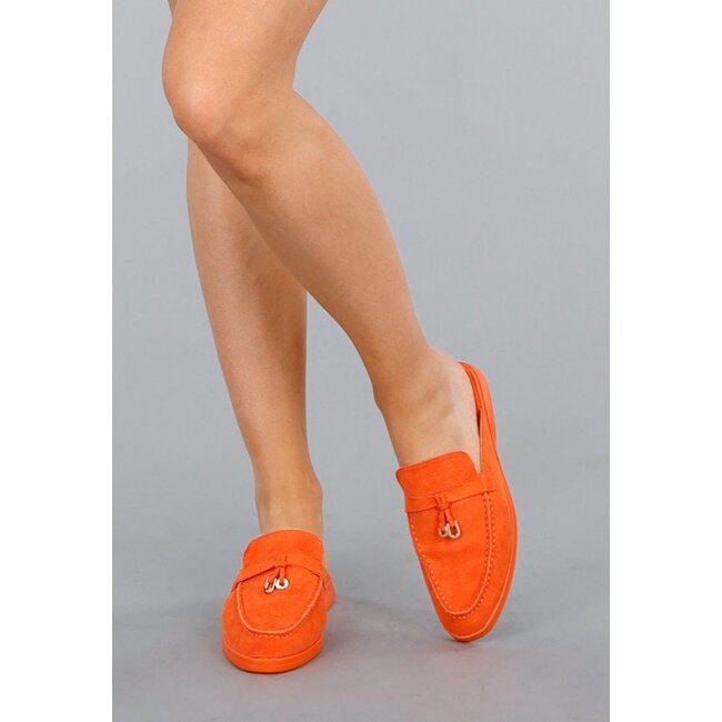Bequeme orangefarbene Wildlederstiefel mit flexibler Sohle und goldenen Details