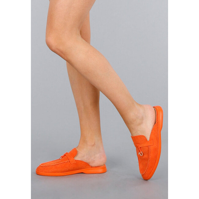 Bequeme orangefarbene Wildlederstiefel mit flexibler Sohle und goldenen Details