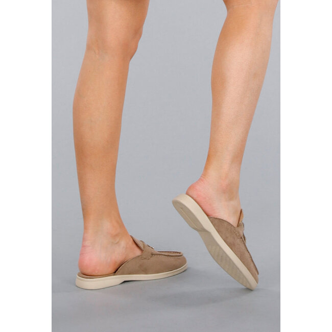 Bequeme Stiefel aus Wildleder in Taupe mit flexibler Sohle und goldenen Details