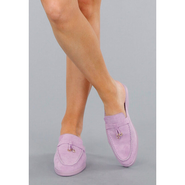 Lila Wildleder-Slipper mit goldenem Detail