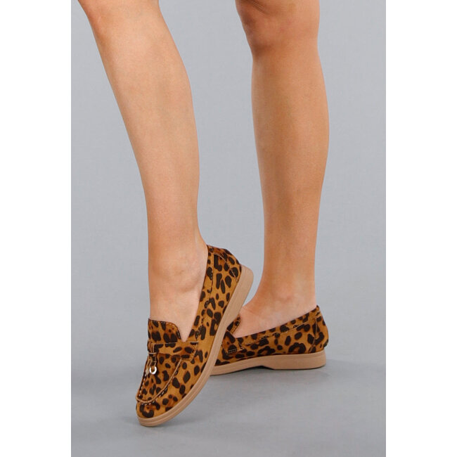 Bequeme Loafers aus Wildleder mit Leopardenmuster, flexibler Sohle und goldenen Details