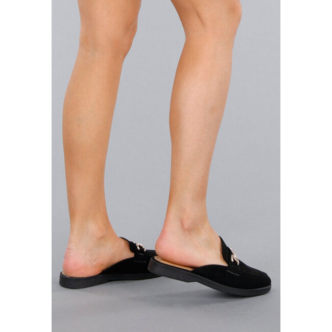 Elegante Loafers aus schwarzem Wildleder mit goldenem Schalter und spitzer Nase