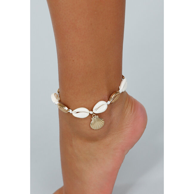Kaurimuschel-Knöchelarmband mit Schleifenverschluss und goldenem Charme