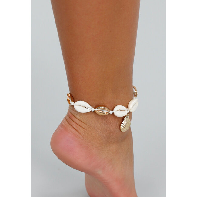 Kaurimuschel-Knöchelarmband mit Schleifenverschluss und goldenem Charme