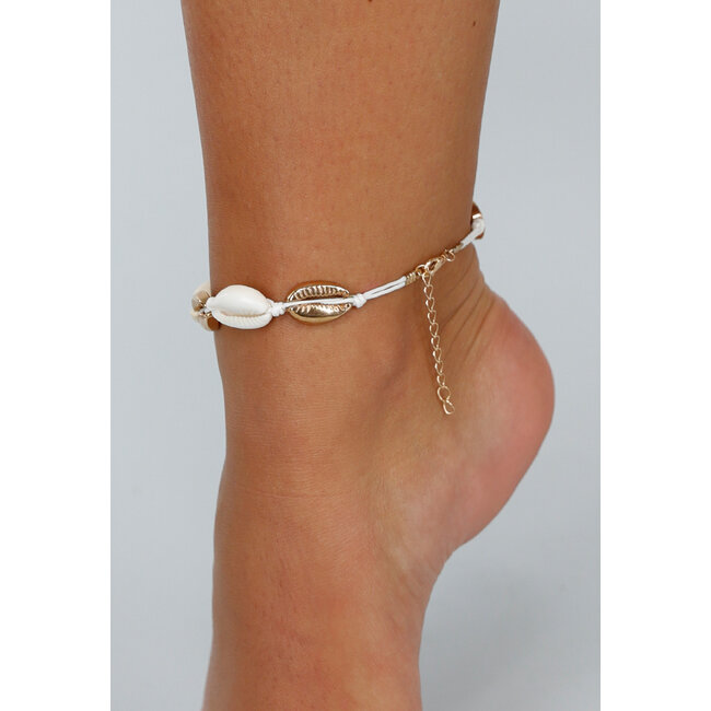 Kaurimuschel-Knöchelarmband mit Schleifenverschluss und goldenem Charme