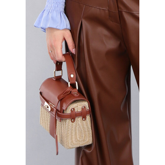 Kleine Handtasche aus Raffia mit brauner Lederoptik