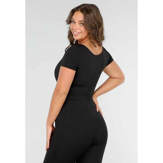 Schwarzer taillierter Jumpsuit mit quadratischem Ausschnitt, kurzen Ärmeln und ausgestellten Beinen