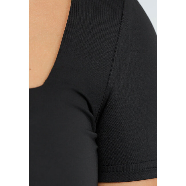 Schwarzer taillierter Jumpsuit mit quadratischem Ausschnitt, kurzen Ärmeln und ausgestellten Beinen