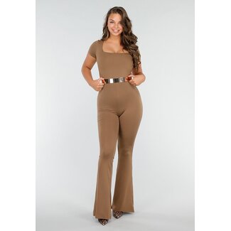 Großer brauner Jumpsuit mit quadratischem Ausschnitt