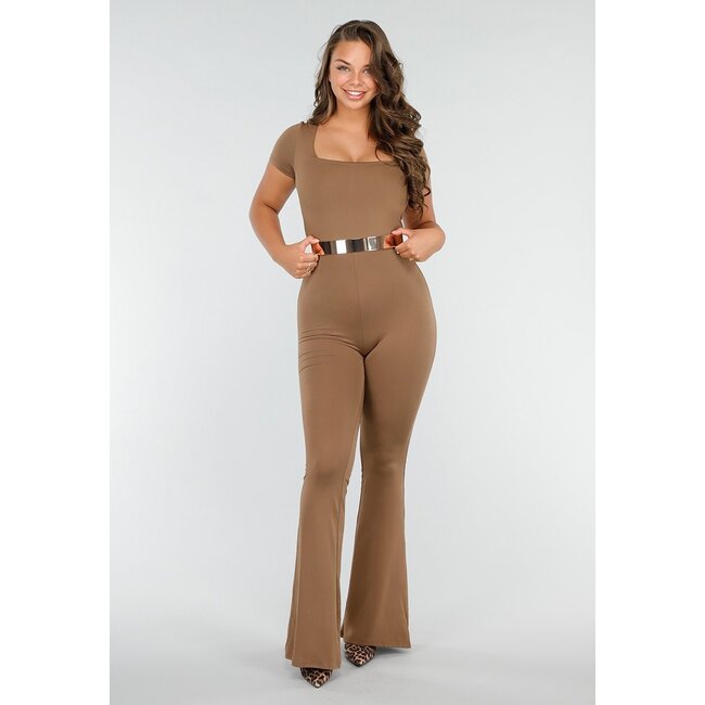 Brauner taillierter Jumpsuit mit quadratischem Ausschnitt, kurzen Ärmeln und ausgestellten Beinen
