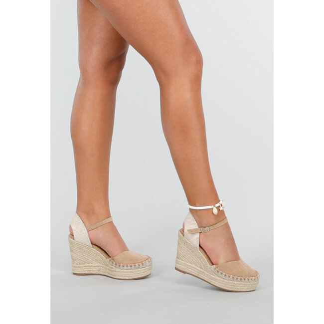 Khakifarbene Wedge Heels mit geflochtener Sohle und geschlossener Nase