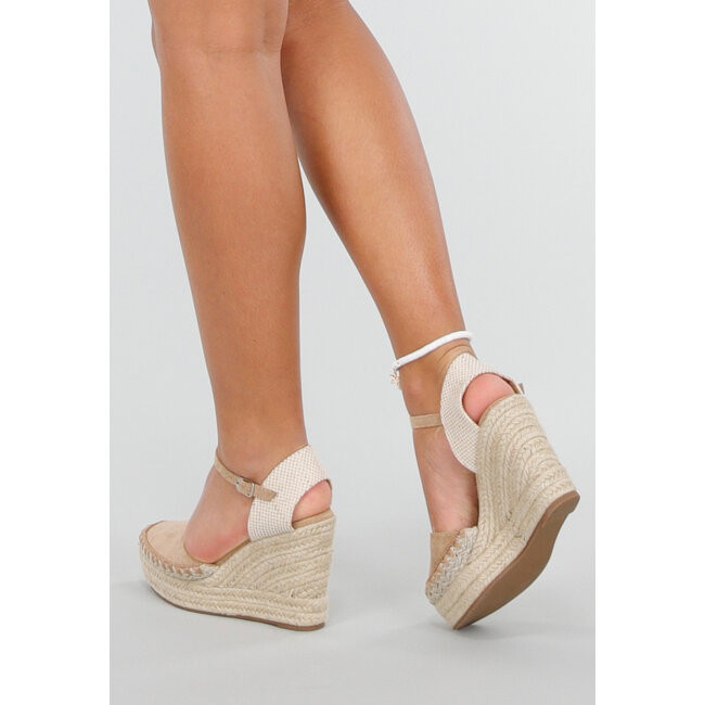 Khakifarbene Wedge Heels mit geflochtener Sohle und geschlossener Nase