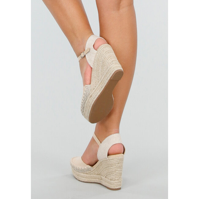 Beige Keilsohle Keilabsatz mit geschlossener Spitze