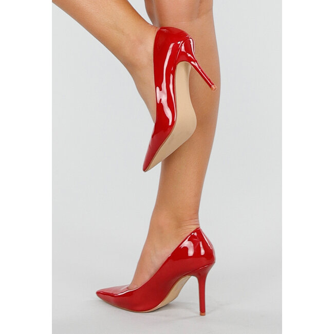 Rote Lacklederpumps mit spitzer Nase und hohem Absatz