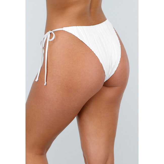 Weißer Muschelbikini mit Cover Up