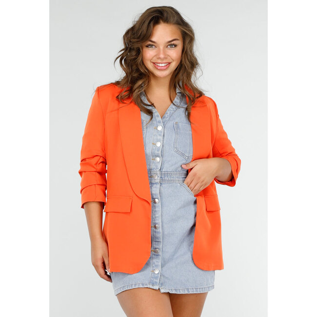 Orangefarbener taillierter Blazer mit plissierten Dreiviertel-Ärmeln