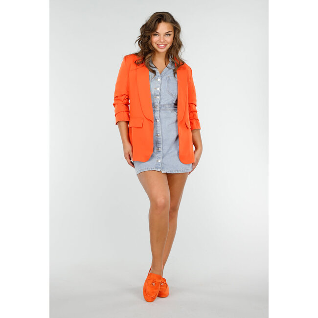Orangefarbener taillierter Blazer mit plissierten Dreiviertel-Ärmeln