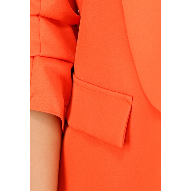 Orangefarbener taillierter Blazer mit plissierten Dreiviertel-Ärmeln
