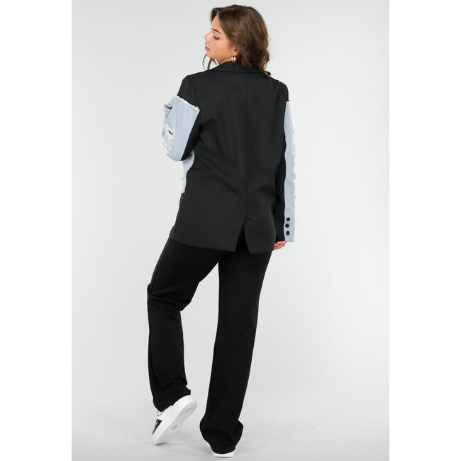 Schwarzer Blazer mit Denim-Details