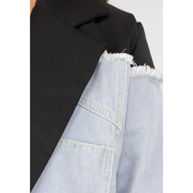 Schwarzer Blazer mit Denim-Details