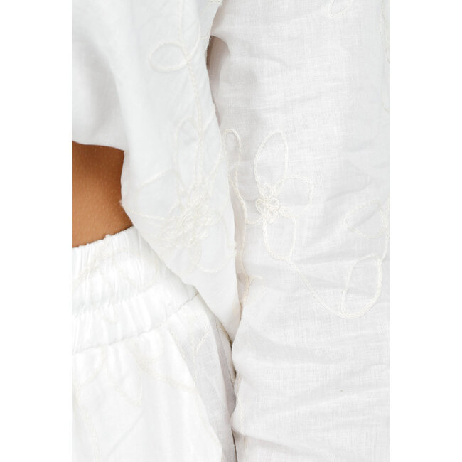 Weißes zweiteiliges Set mit bestickter Bluse und Hose