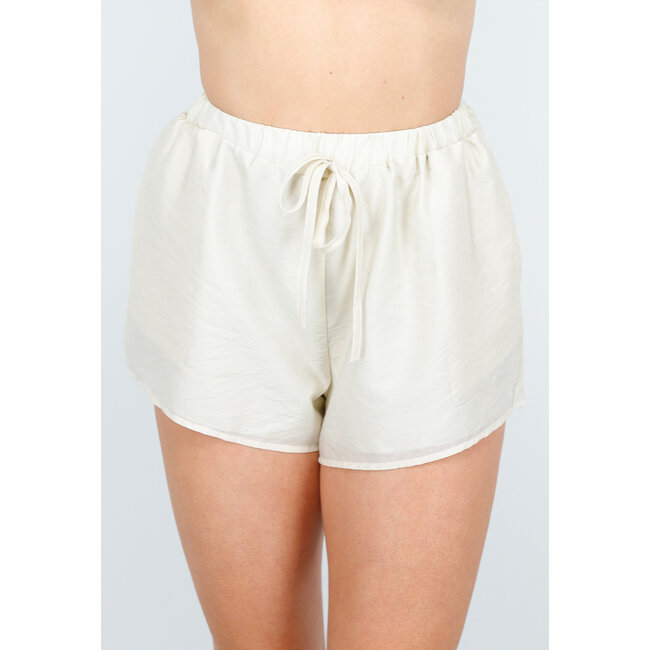 Elfenbeinfarbenes Oberteil mit Rüschen und Shorts