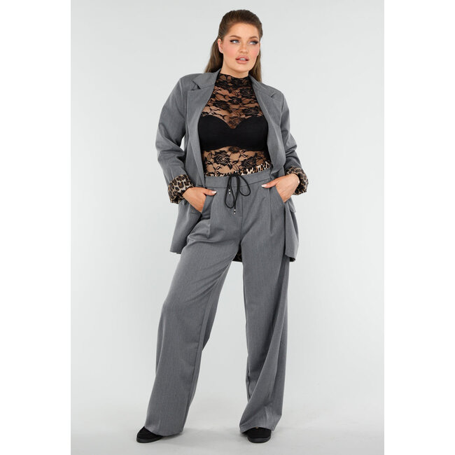 Grauer Blazer-Anzug mit Leoparden-Details