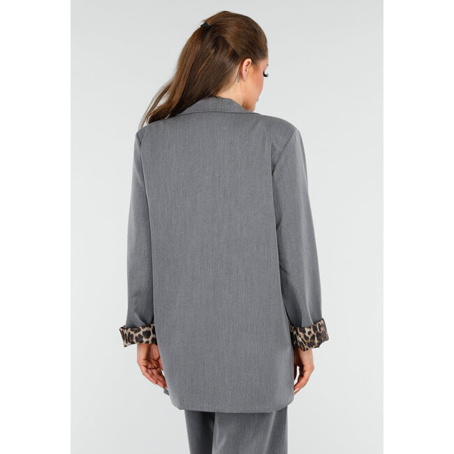 Grauer Blazer-Anzug mit Leoparden-Details