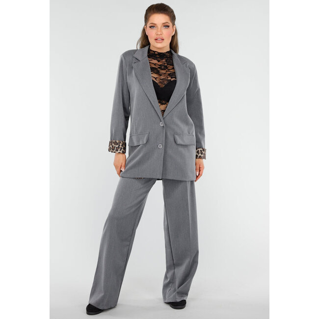 Grauer Blazer-Anzug mit Leoparden-Details