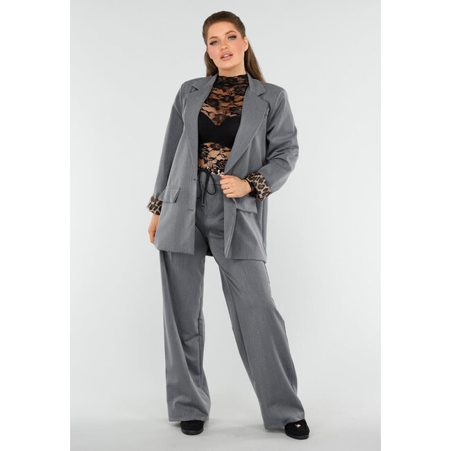 Grauer Blazer-Anzug mit Leoparden-Details