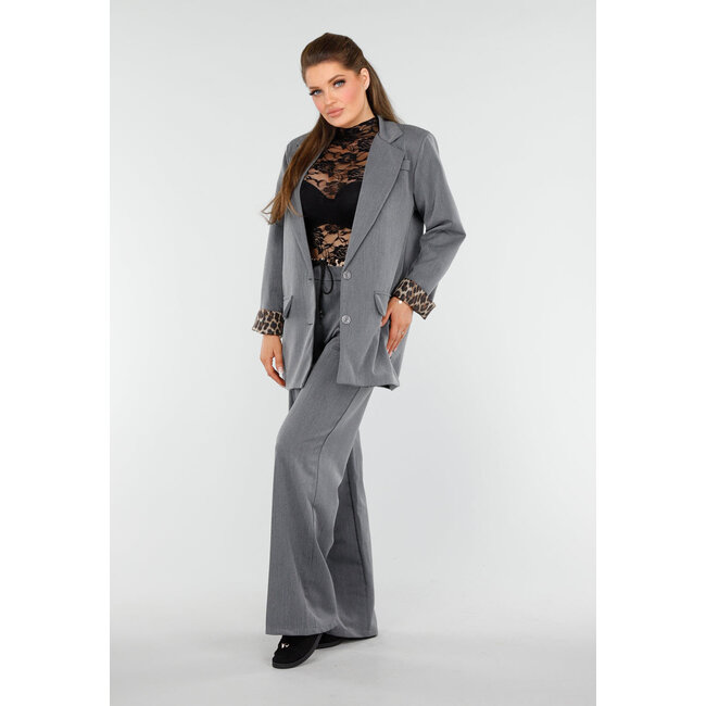 Grauer Blazer-Anzug mit Leoparden-Details