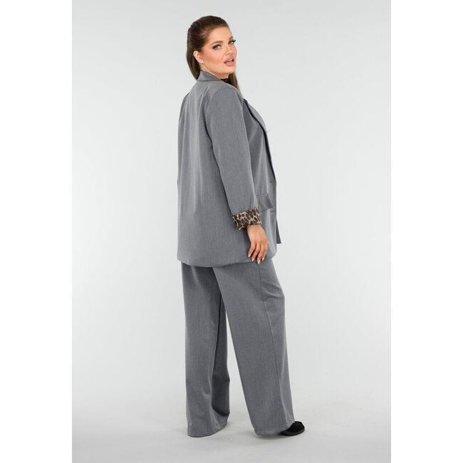 Grauer Blazer-Anzug mit Leoparden-Details