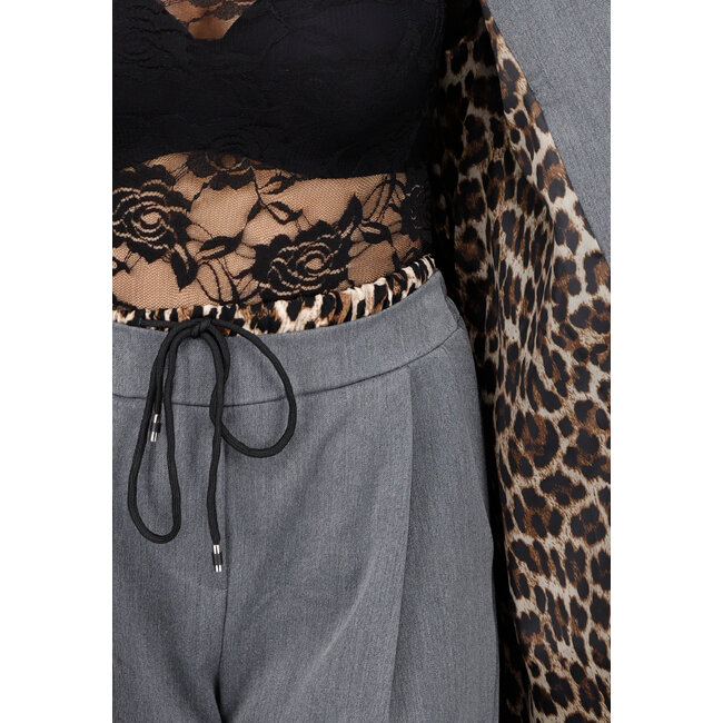Grauer Blazer-Anzug mit Leoparden-Details