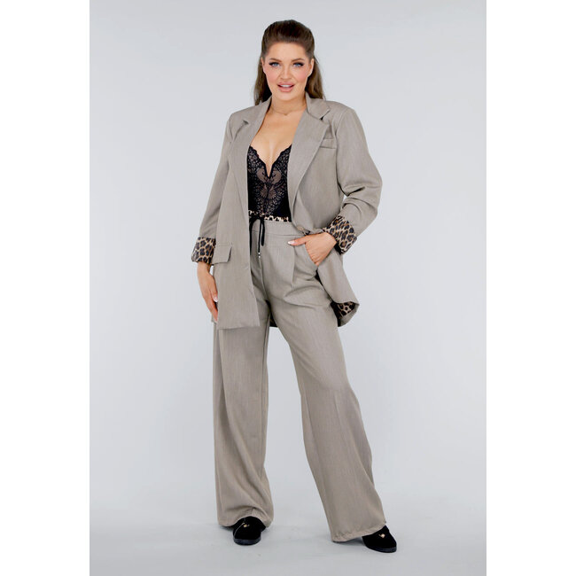 Taupefarbenes Blazer-Set mit Leoparden-Details