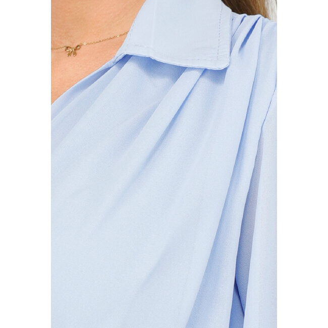 Stylischer hellblauer Bodysuit mit Puffärmeln