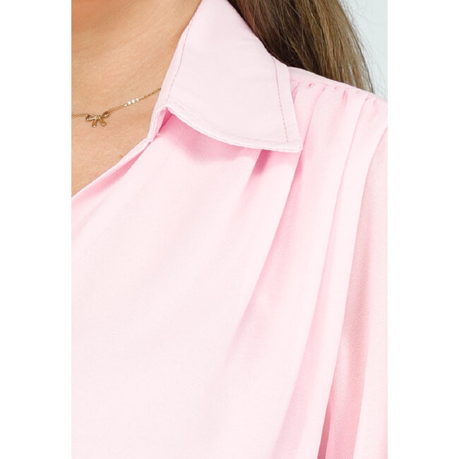 Stylischer rosa Langarm-Body mit Kragen