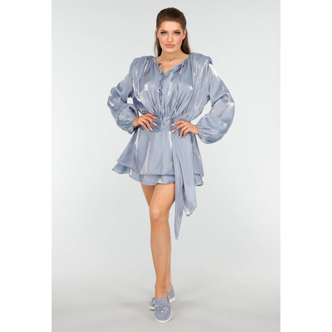 Elegantes glänzendes blaues Minikleid