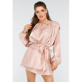 Elegantes rosa Kleid mit Schleife