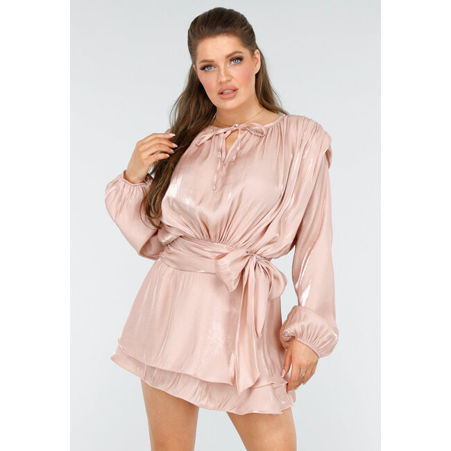 Schickes rosa Kleid mit Schleife und Puffärmeln